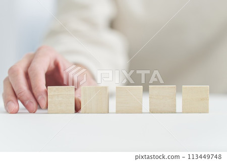 手拿著實心木塊 手拿著實心木塊 113449748