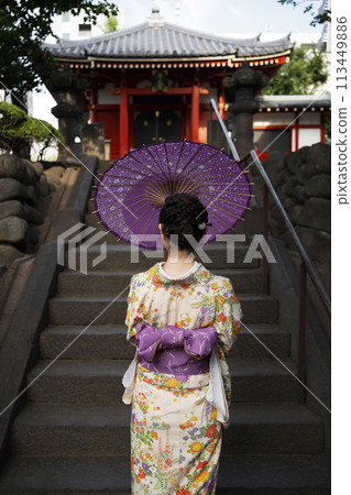 Woman using wagasa umbrella 113449886