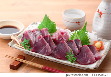 4月捕獲的南紀勝浦鰹魚生魚片（生），清淡肥美 113450672