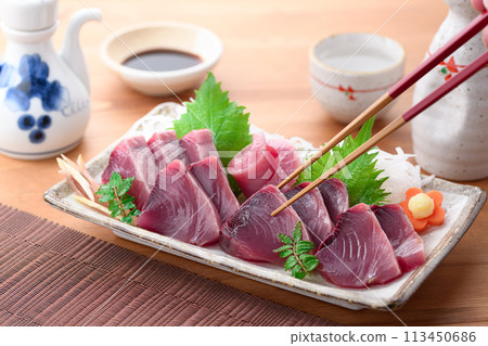4月捕獲的南紀勝浦鰹魚生魚片(生),清淡肥美 4月捕獲的南紀勝浦鰹魚生魚片(生),清淡肥美 113450686