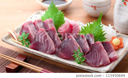 4月捕獲的南紀勝浦鰹魚生魚片（生），清淡肥美 113450694