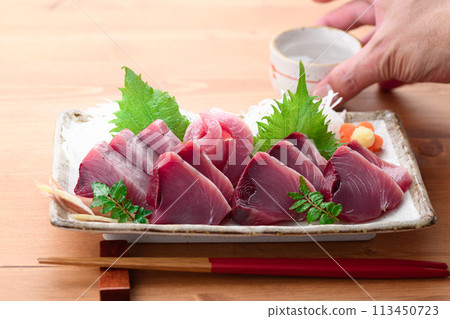 4月捕獲的南紀勝浦鰹魚生魚片（生），清淡肥美 113450723