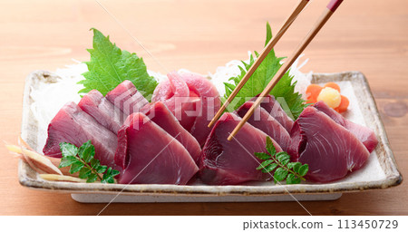 4月捕獲的南紀勝浦鰹魚生魚片（生），清淡肥美 113450729