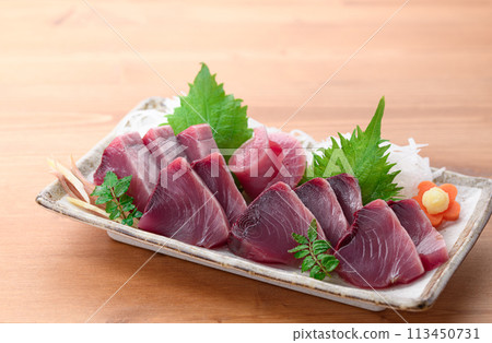 4月捕獲的南紀勝浦鰹魚生魚片(生),清淡肥美 4月捕獲的南紀勝浦鰹魚生魚片(生),清淡肥美 113450731
