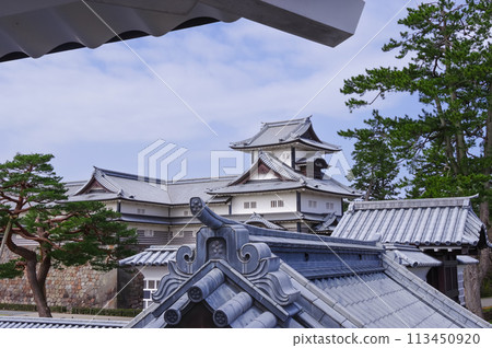 Kanazawa Castle in the blue sky 113450920
