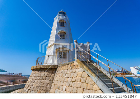 大阪府堺市,木製前堺燈塔,在藍天的襯托下熠熠生輝 大阪府堺市,木製前堺燈塔,在藍天的襯托下熠熠生輝 113451847