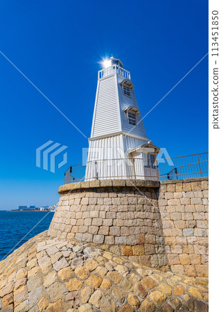 大阪府堺市，木製前堺燈塔，在藍天的襯托下熠熠生輝 113451850