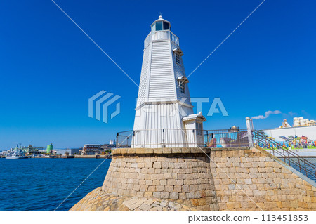 大阪府堺市,木製前堺燈塔,在藍天的襯托下熠熠生輝 大阪府堺市,木製前堺燈塔,在藍天的襯托下熠熠生輝 113451853