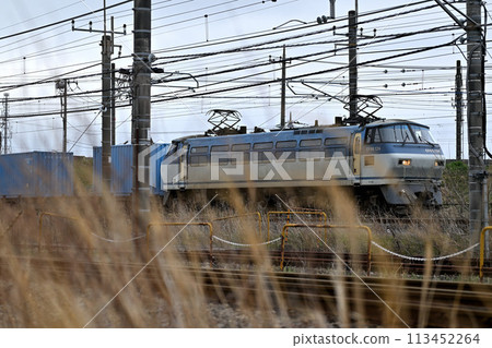 A freight train on the Tohoku Main Line pulled by an electric locomotive EF66 113452264