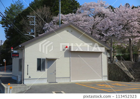消防局車庫位於櫻花盛開的神社鳥居前。 消防局車庫位於櫻花盛開的神社鳥居前。 113452323
