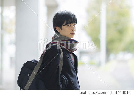 戴著圍巾的高中生 看著鏡頭的肖像 攝影合作：有明教育藝術學院 113453014