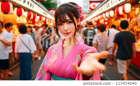 在仲見世街享受觀光的年輕女子 在仲見世街享受觀光的年輕女子 113454040