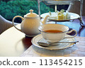 下午茶攤，茶杯裡裝滿了茶 113454215