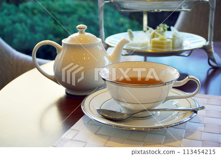 下午茶攤，茶杯裡裝滿了茶 113454215
