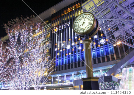 JR博多車站前廣場的夜景與時鐘 113454350