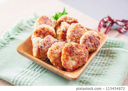 Minced meat and tofu hamburger 113454872