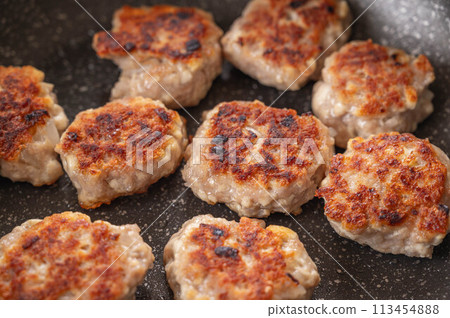 Grilled meatballs with minced meat and tofu 113454888