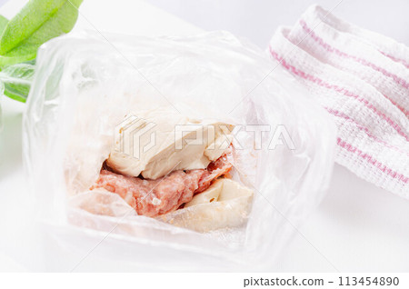 Meatballs made with minced chicken and pork 113454890