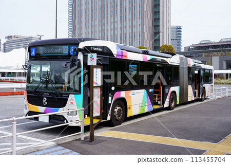 東京 BRT 鉸接巴士（五十鈴 Elga Duo）在國際展示場站停靠 113455704