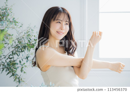 年輕婦女伸展 113456370
