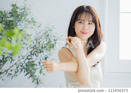 年輕婦女伸展 年輕婦女伸展 113456373
