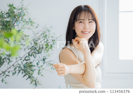 年輕婦女伸展 113456376