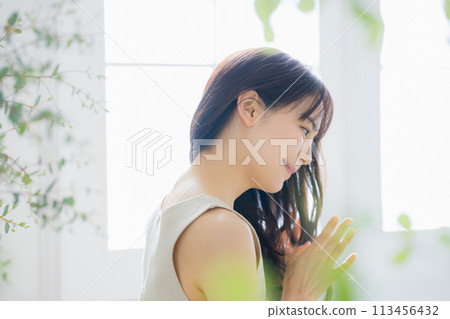 年輕婦女伸展 年輕婦女伸展 113456432