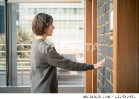 等待電梯的婦女 113456433