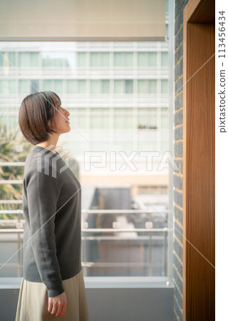 等待電梯的婦女 等待電梯的婦女 113456434