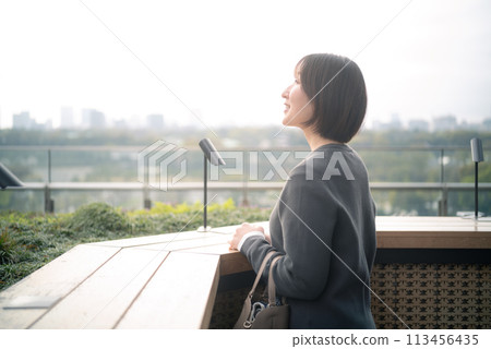 欣賞東京風景的女人 113456435