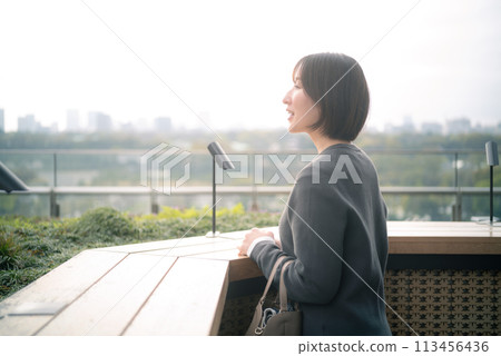 欣賞東京風景的女人 欣賞東京風景的女人 113456436