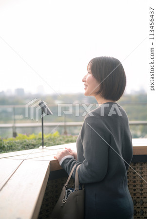 欣賞東京風景的女人 欣賞東京風景的女人 113456437