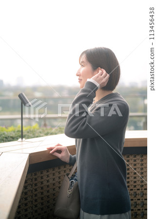 欣賞東京風景的女人 欣賞東京風景的女人 113456438