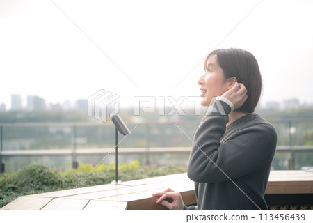 欣賞東京風景的女人 欣賞東京風景的女人 113456439