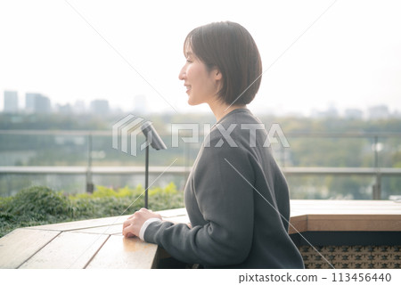 欣賞東京風景的女人 欣賞東京風景的女人 113456440