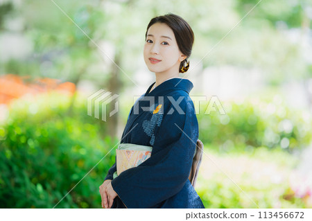 穿著和服來訪的女人 穿著和服來訪的女人 113456672