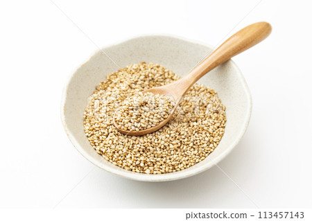 白色背景上的烤芝麻 113457143