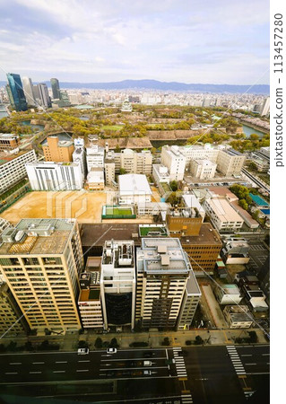 從空中鳥瞰大阪城，櫻花季，生駒山脈，櫻花盛開映襯著春天的藍天 113457280