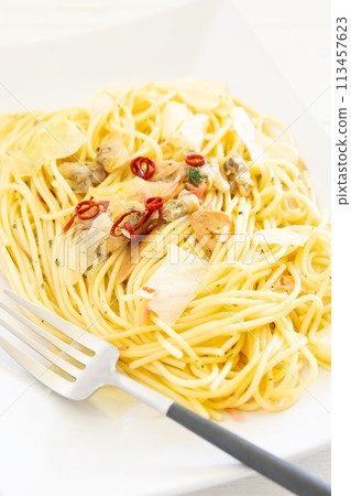 Delicious spring cabbage and clam peperoncino pasta Delicious spring cabbage and clam peperoncino pasta 113457623