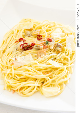 Delicious spring cabbage and clam peperoncino pasta 113457624