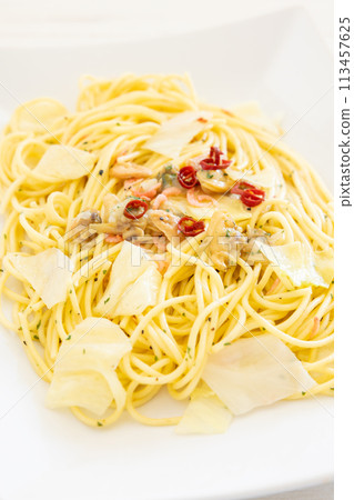 Delicious spring cabbage and clam peperoncino pasta Delicious spring cabbage and clam peperoncino pasta 113457625