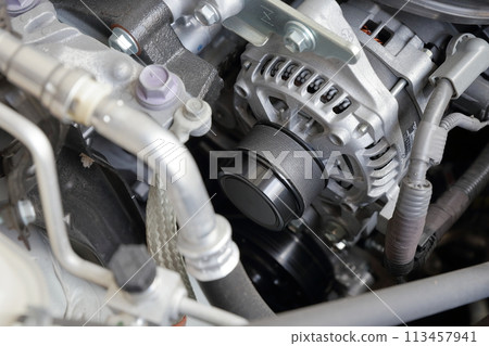 引擎室內的交流發電機 引擎室內的交流發電機 113457941