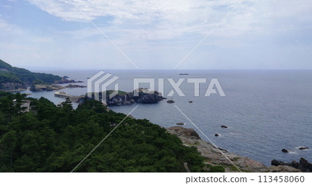 著名的燈塔和周圍的大海 著名的燈塔和周圍的大海 113458060