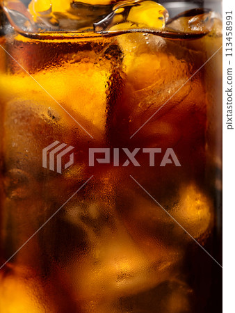 Iced tea or cocktail with ice and lemon slices. 113458991