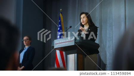 US presidential candidate comes to tribune, starts performance 113459894