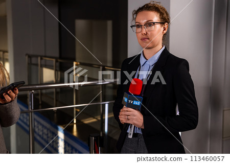 Female journalist watching a press conference 113460057