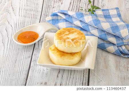 Baked cheesecakes with fruit jam 113460437