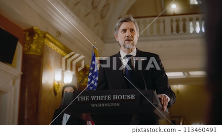 US President says inspirational political speech at press campaign 113460491