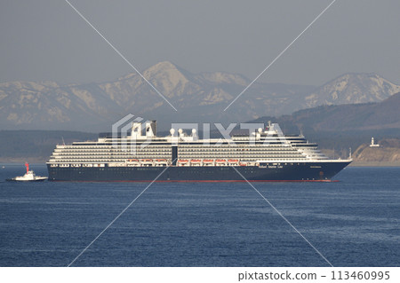 拍攝春天威士特丹號遊輪駛過北海道函館函館灣的景色。 113460995