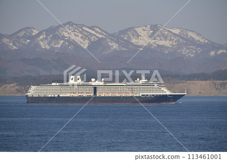 拍攝春天威士特丹號遊輪駛過北海道函館函館灣的景色。 拍攝春天威士特丹號遊輪駛過北海道函館函館灣的景色。 113461001